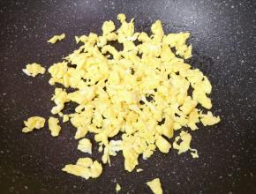 炒锅内倒适量的食用油烧热，倒入蛋液炒熟，盛出备用。