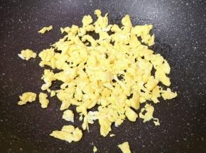 炒锅内倒适量的食用油烧热，倒入蛋液炒熟，盛出备用。