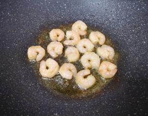 炒锅内继续倒油烧热，将虾仁煎熟盛出备用。