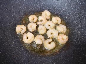 炒锅内继续倒油烧热，将虾仁煎熟盛出备用。