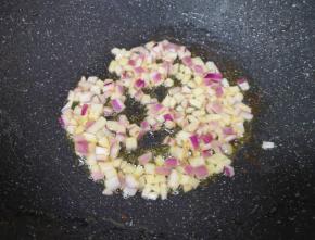 锅底留余油，下入洋葱丁炒香。