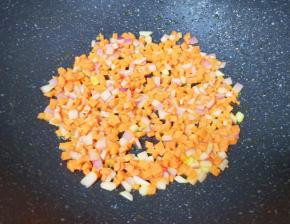 下入胡萝卜丁翻炒一分钟左右。