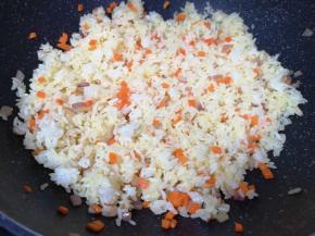 下入凉米饭翻炒均匀。