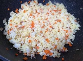 下入凉米饭翻炒均匀。