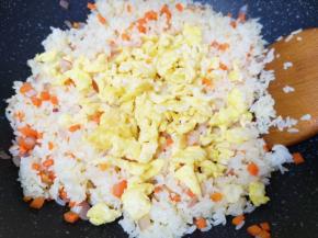 下入炒熟的鸡蛋翻炒均匀。