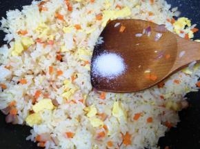 放盐调味。