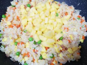 最后下入菠萝果肉翻炒均匀。