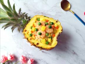 将做好的炒饭盛入菠萝碗里面。