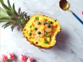将做好的炒饭盛入菠萝碗里面。