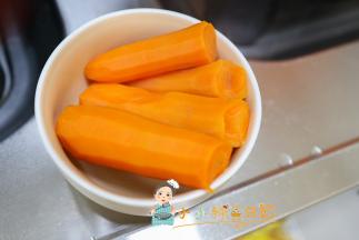 胡萝卜去皮切块蒸熟蒸透