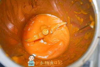 胡萝卜加水打成胡萝卜泥备用