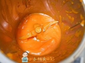 胡萝卜加水打成胡萝卜泥备用