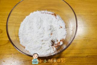 胡萝卜泥120g 肉末30g 鸡蛋50g 低筋面粉60g全部加入碗里