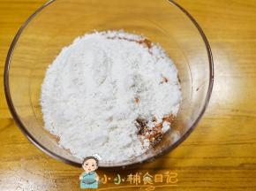 胡萝卜泥120g 肉末30g 鸡蛋50g 低筋面粉60g全部加入碗里