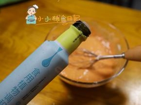 最后加入植物油搅拌均匀