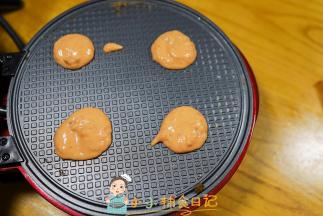 蛋卷机预热好挤入面团