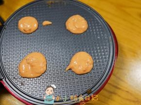 蛋卷机预热好挤入面团