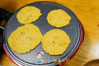 盖上盖子压一下大概五分钟就做好了，你可以中途开盖看一下