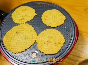 盖上盖子压一下大概五分钟就做好了，你可以中途开盖看一下