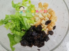 全部材料切碎备用，黑木耳去掉硬的部分