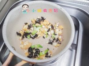 锅里加一点油放入豆腐泡、木耳翻炒一下