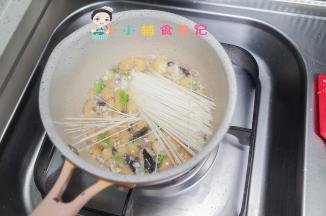 放入面条继续煮