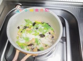 等快熟的时候放入青菜加香菇粉就完成啦