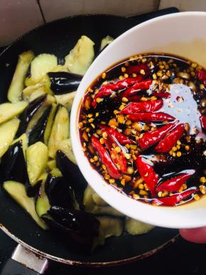 倒入调好的料汁儿！