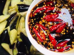 倒入调好的料汁儿！