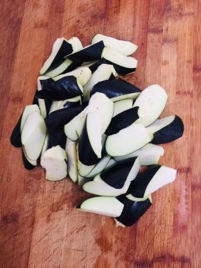 茄子洗净切成滚刀块儿。