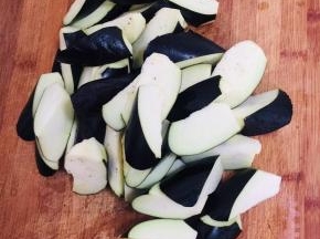 茄子洗净切成滚刀块儿。
