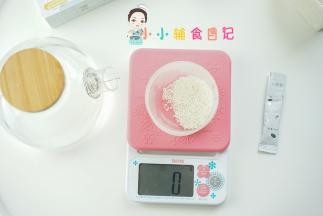 用称称出200g的水放入蒸煮碗内