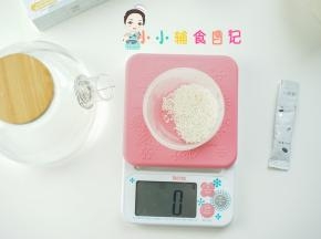 用称称出200g的水放入蒸煮碗内