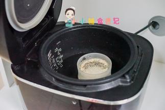电饭锅里加一些水放上蒸煮碗，如果大人一起煮外围也可以煮大人的饭，这个蒸煮碗放进去煮粥，一锅两吃互补影响