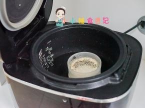 电饭锅里加一些水放上蒸煮碗，如果大人一起煮外围也可以煮大人的饭，这个蒸煮碗放进去煮粥，一锅两吃互补影响
