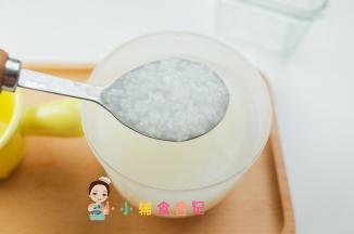 煮好的粥可以加入肉泥、菜泥、蛋黄等等增加粥的营养