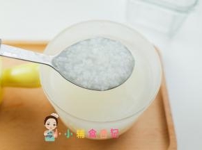 煮好的粥可以加入肉泥、菜泥、蛋黄等等增加粥的营养