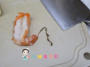 虾中间切开去掉虾线，这个虾真的非常大很好吃