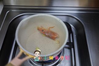 锅里放一点油放入虾头翻炒，可以用硅胶铲压一压虾头，可以挤出虾糕