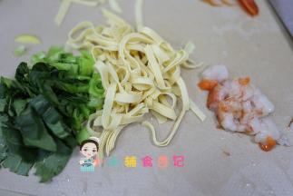 把豆腐皮切丝，青菜切碎，虾也切碎备用