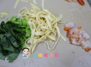 把豆腐皮切丝，青菜切碎，虾也切碎备用