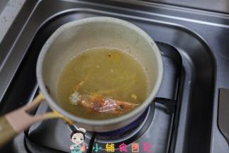 锅里放一些热水这样煮一下这个虾就很好吃啦
