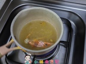 锅里放一些热水这样煮一下这个虾就很好吃啦