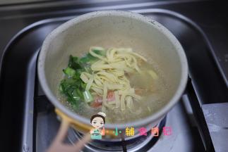 然后把豆腐皮跟青菜放进去煮一下就行啦，也可以放一些面条这样就是一碗很好吃的主食啦