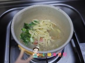 然后把豆腐皮跟青菜放进去煮一下就行啦，也可以放一些面条这样就是一碗很好吃的主食啦