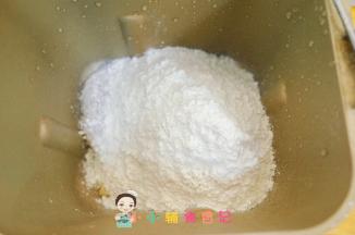 面粉材料高筋面粉85g 黑麦粉25g 盐2g 糖2g 酵母2g 橄榄油10g 水60g加入面包机揉成面团，不用发酵，揉面的功夫去处理食材，揉面15-20分钟就够了，然后放那边盖上布醒10分钟，就是松弛面团