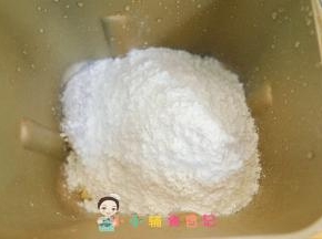 面粉材料高筋面粉85g 黑麦粉25g 盐2g 糖2g 酵母2g 橄榄油10g 水60g加入面包机揉成面团，不用发酵，揉面的功夫去处理食材，揉面15-20分钟就够了，然后放那边盖上布醒10分钟，就是松弛面团
