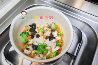 各种蔬菜切小块放在锅里翻炒至七成熟 脱水捞出