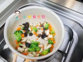 各种蔬菜切小块放在锅里翻炒至七成熟 脱水捞出