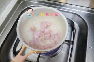 把香肠全部切小块煮一煮